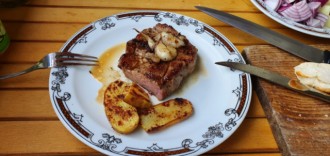Steak z krkovičky s opečeným bramborem